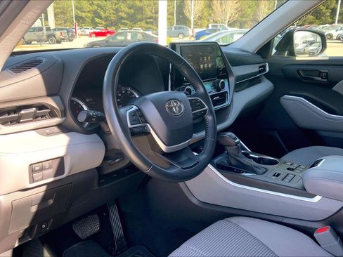 Used 2023 Toyota Highlander LE AWD/4WD image 17