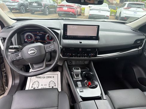 Used 2025 Nissan Rogue SL FWD image 9