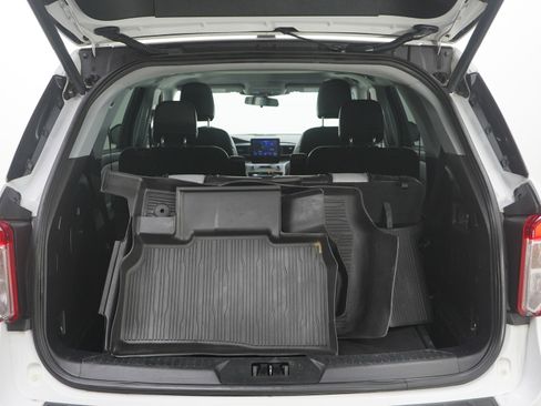 Used 2021 Ford Explorer XLT w/ XLT Sport Appearance Package image 9