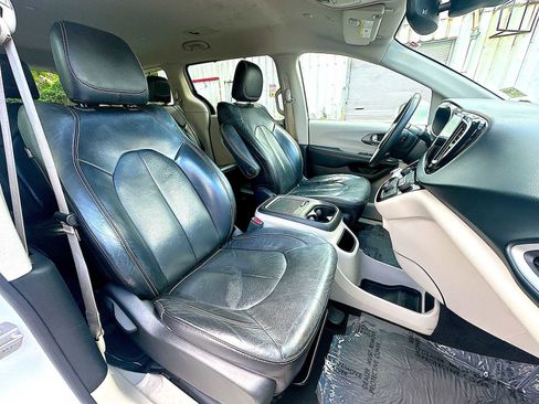 Used 2022 Chrysler Pacifica Touring-L image 25