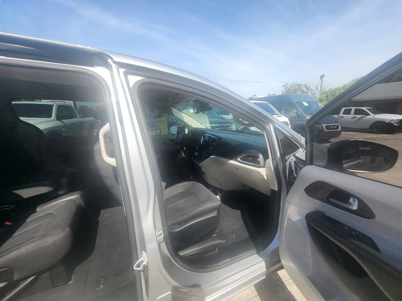 Used 2017 Chrysler Pacifica Touring w/ Tire & Wheel Group FWD image 13