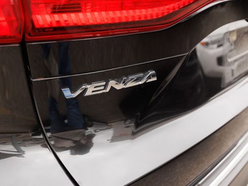 Used 2023 Toyota Venza Limited image 11