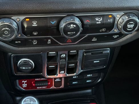 Used 2024 Jeep Wrangler Willys image 19