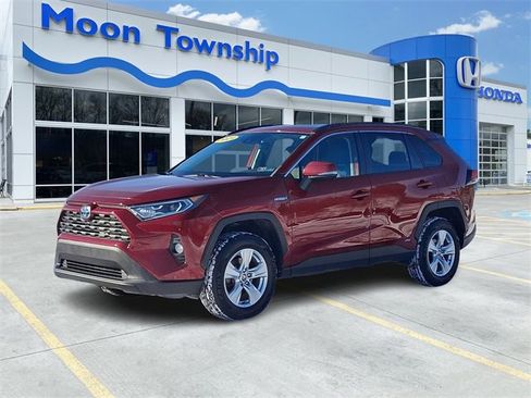 Used 2021 Toyota RAV4 XLE image 3