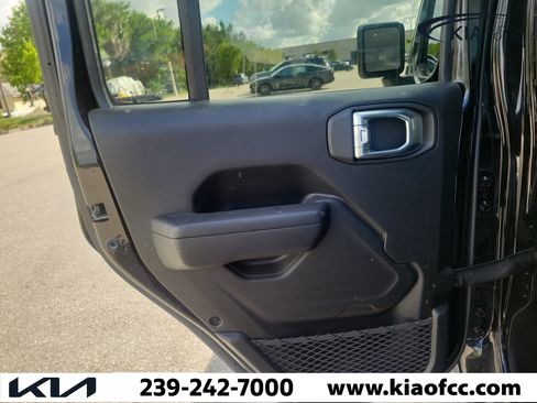 Used 2024 Jeep Gladiator Sport AWD/4WD image 12