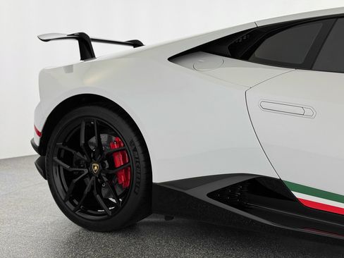Used 2018 Lamborghini Huracan Performante AWD/4WD image 39