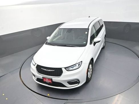 Used 2023 Chrysler Pacifica Touring-L image 19