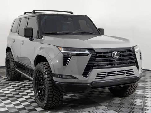 Used 2024 Lexus GX 550 w/ Accessory Package (2T) image 11