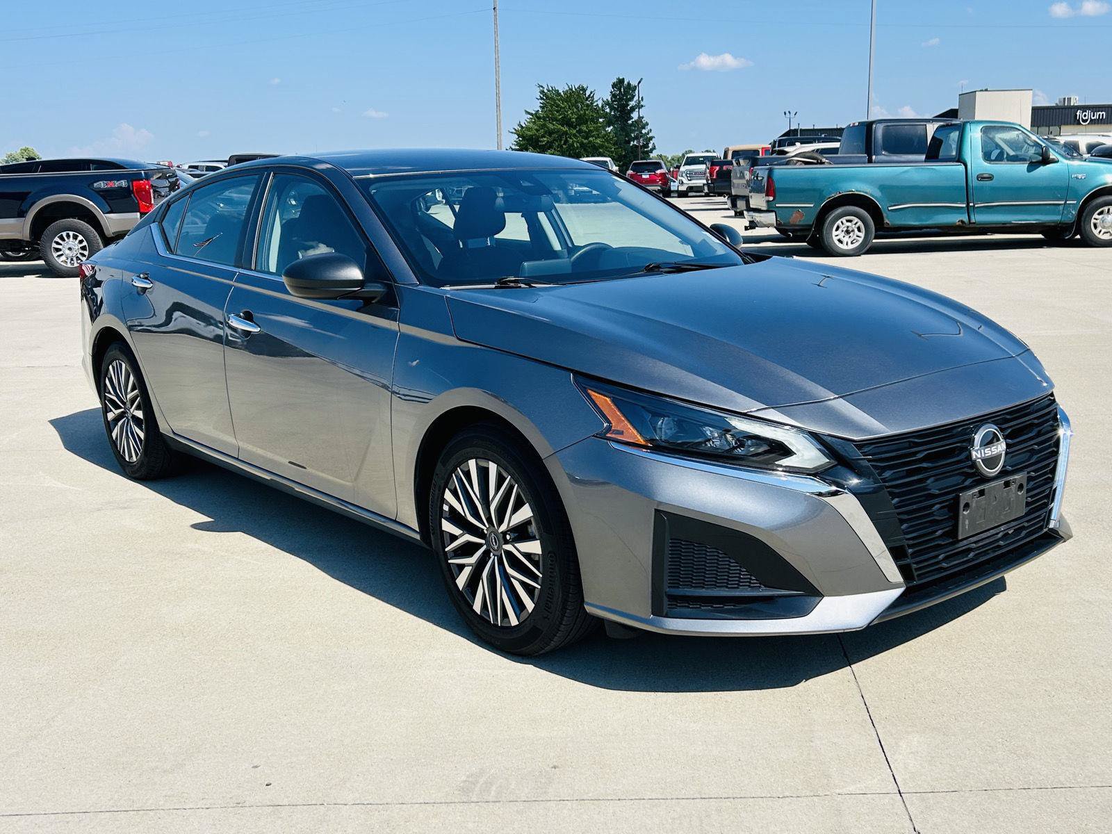 Used 2025 Nissan Altima 2.5 SV FWD image 2