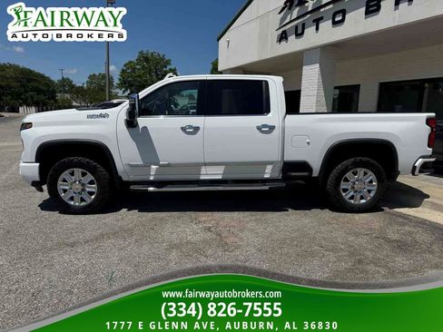 Used 2025 Chevrolet Silverado 2500 High Country w/ Technology Package AWD/4WD image 9
