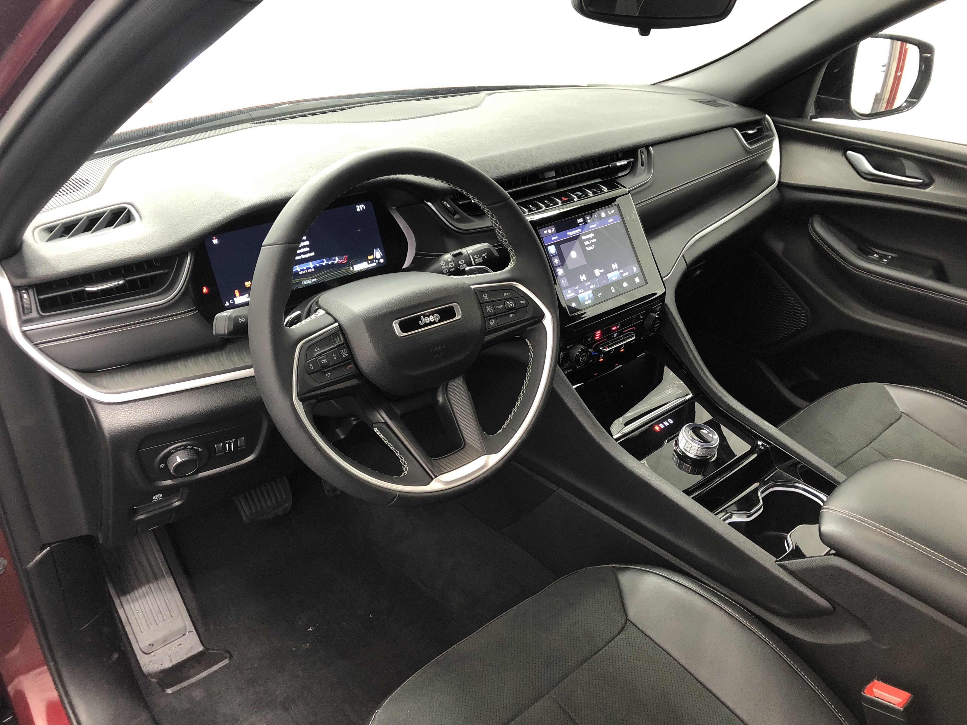 Used 2023 Jeep Grand Cherokee Altitude AWD/4WD image 15