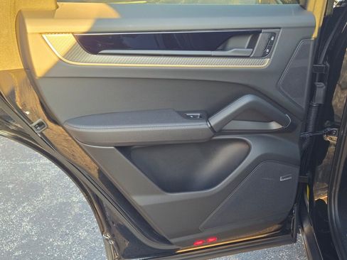 Used 2025 Porsche Cayenne Coupe image 31