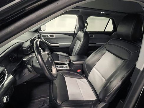 Used 2022 Ford Explorer XLT w/ Equipment Group 202A image 3