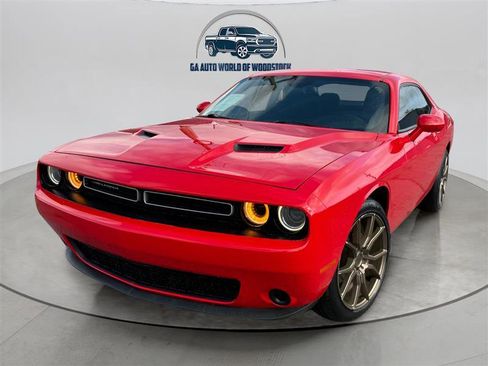 Used 2015 Dodge Challenger SXT image 1