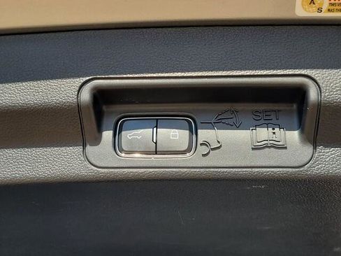 Used 2020 Ford Explorer XLT image 9