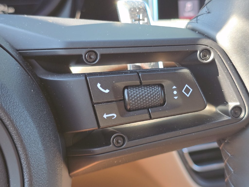 Certified 2026 Porsche Macan AWD/4WD image 38