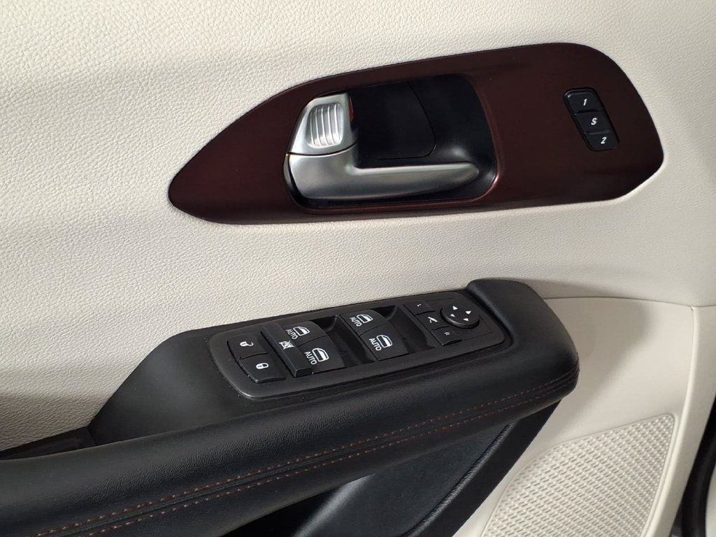 Used 2020 Chrysler Pacifica Limited FWD image 16
