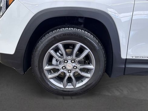 Used 2024 GMC Terrain SLT image 12