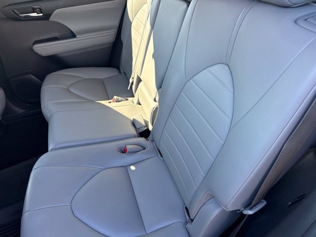 Used 2020 Toyota Highlander XLE AWD/4WD image 23