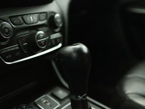 Used 2019 Jeep Cherokee Trailhawk AWD/4WD image 30