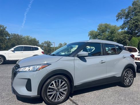 Used 2021 Nissan Kicks SV FWD image 2