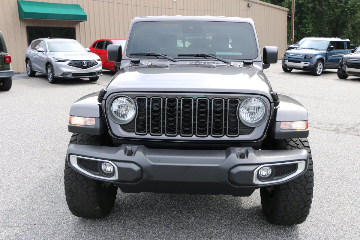 Used 2025 Jeep Gladiator Sport AWD/4WD image 11