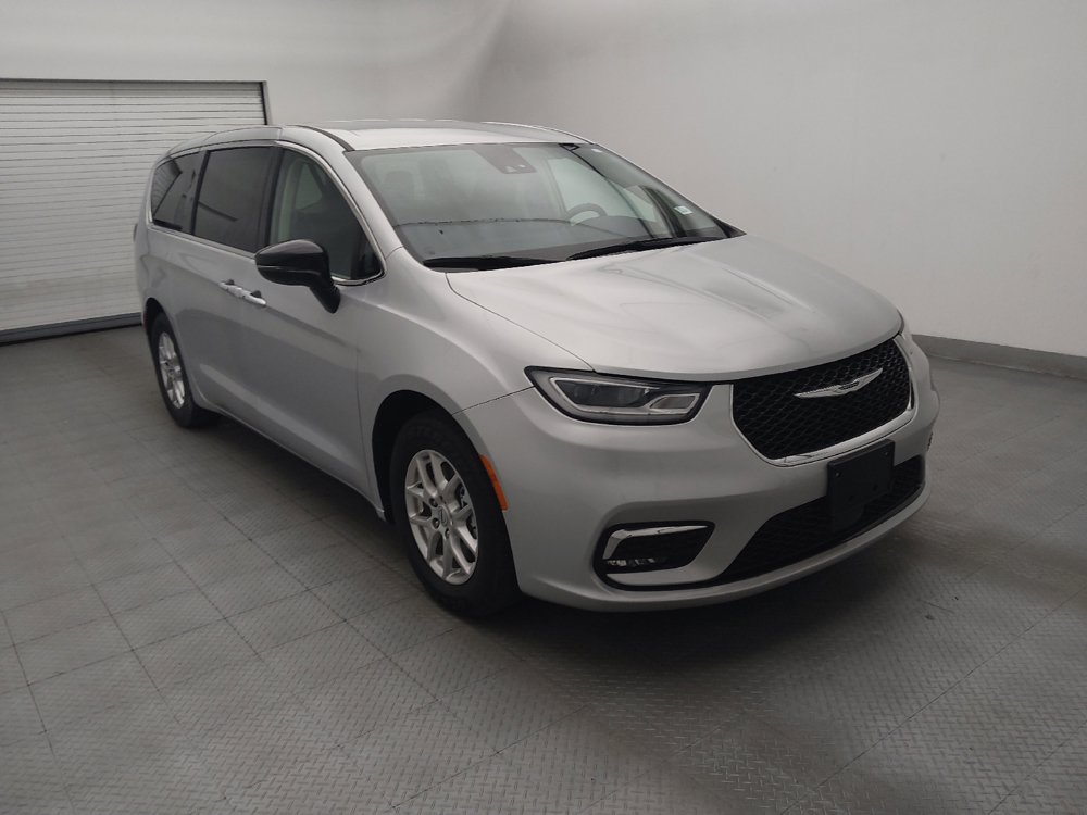 Used 2024 Chrysler Pacifica Touring-L FWD image 13
