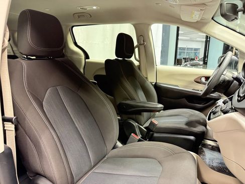Used 2024 Chrysler Voyager LX image 24