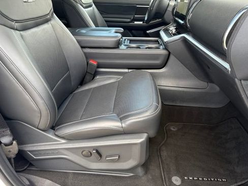 Used 2025 Ford Expedition Max Platinum w/ Stealth Appearance Package AWD/4WD image 19
