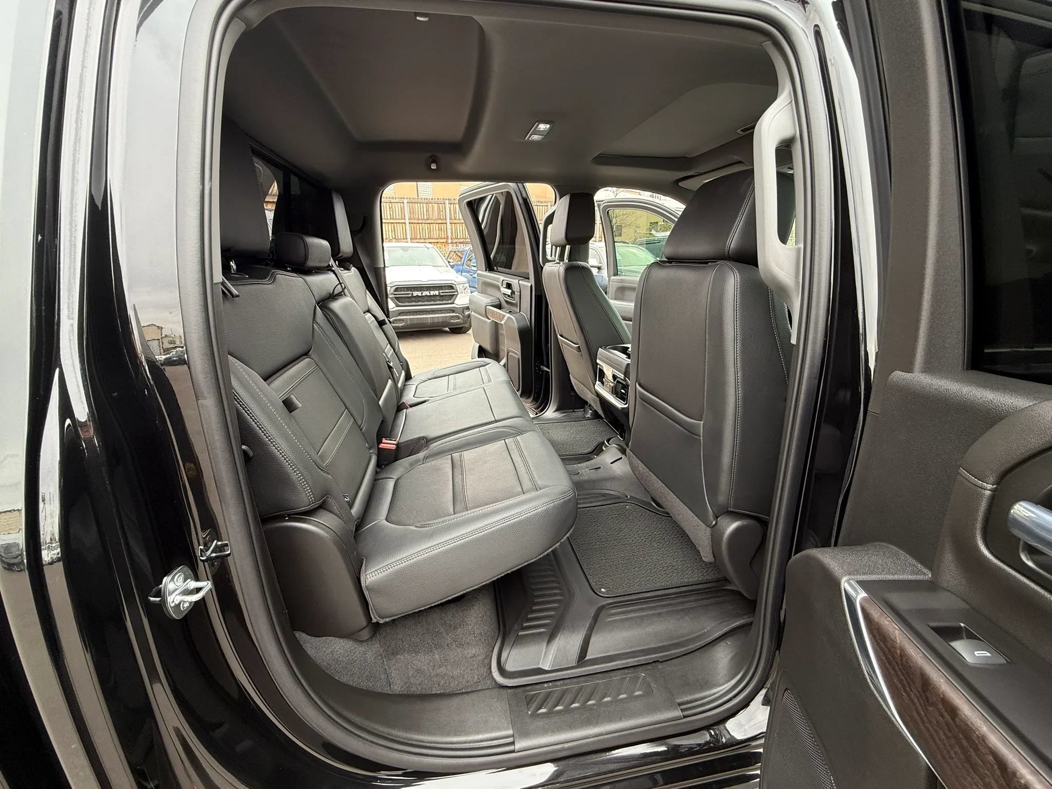 Used 2022 GMC Sierra 2500 Denali w/ Denali Black Diamond Edition AWD/4WD image 34