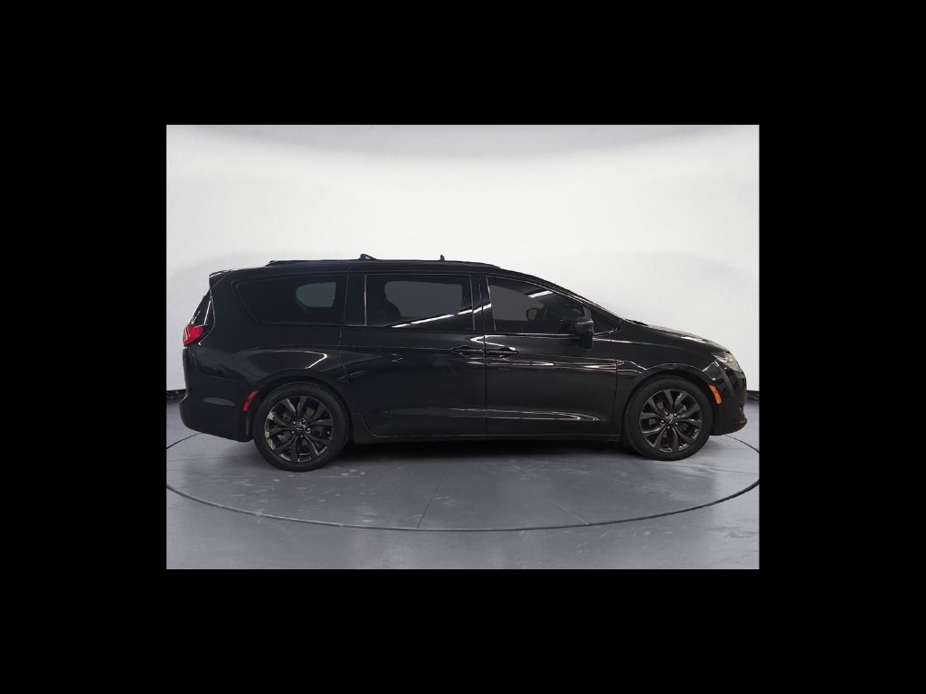 Used 2018 Chrysler Pacifica Touring-L Plus FWD image 7