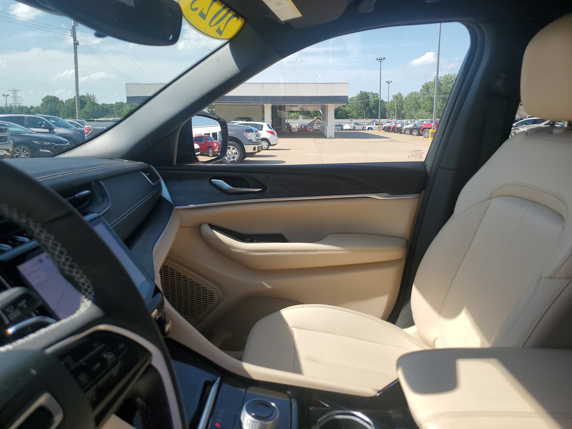 Used 2023 Jeep Grand Cherokee Limited AWD/4WD image 27