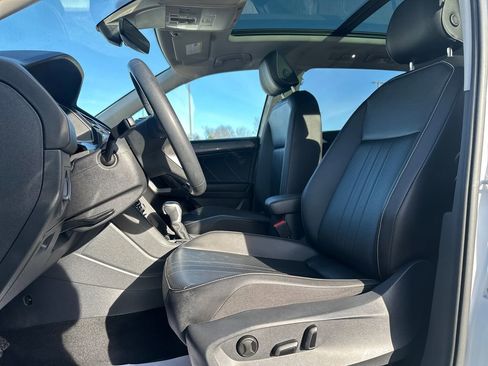 Used 2022 Volkswagen Tiguan SE image 3