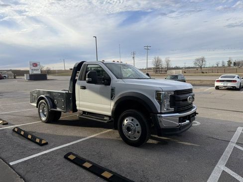 Used 2019 Ford F550 4x4 Regular Cab Super Duty w/ XL Value Package image 3