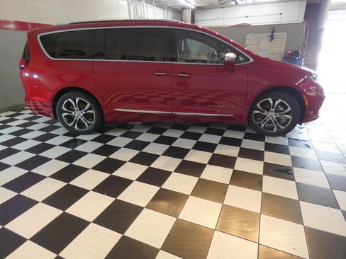 Used 2024 Chrysler Pacifica Pinnacle FWD image 4