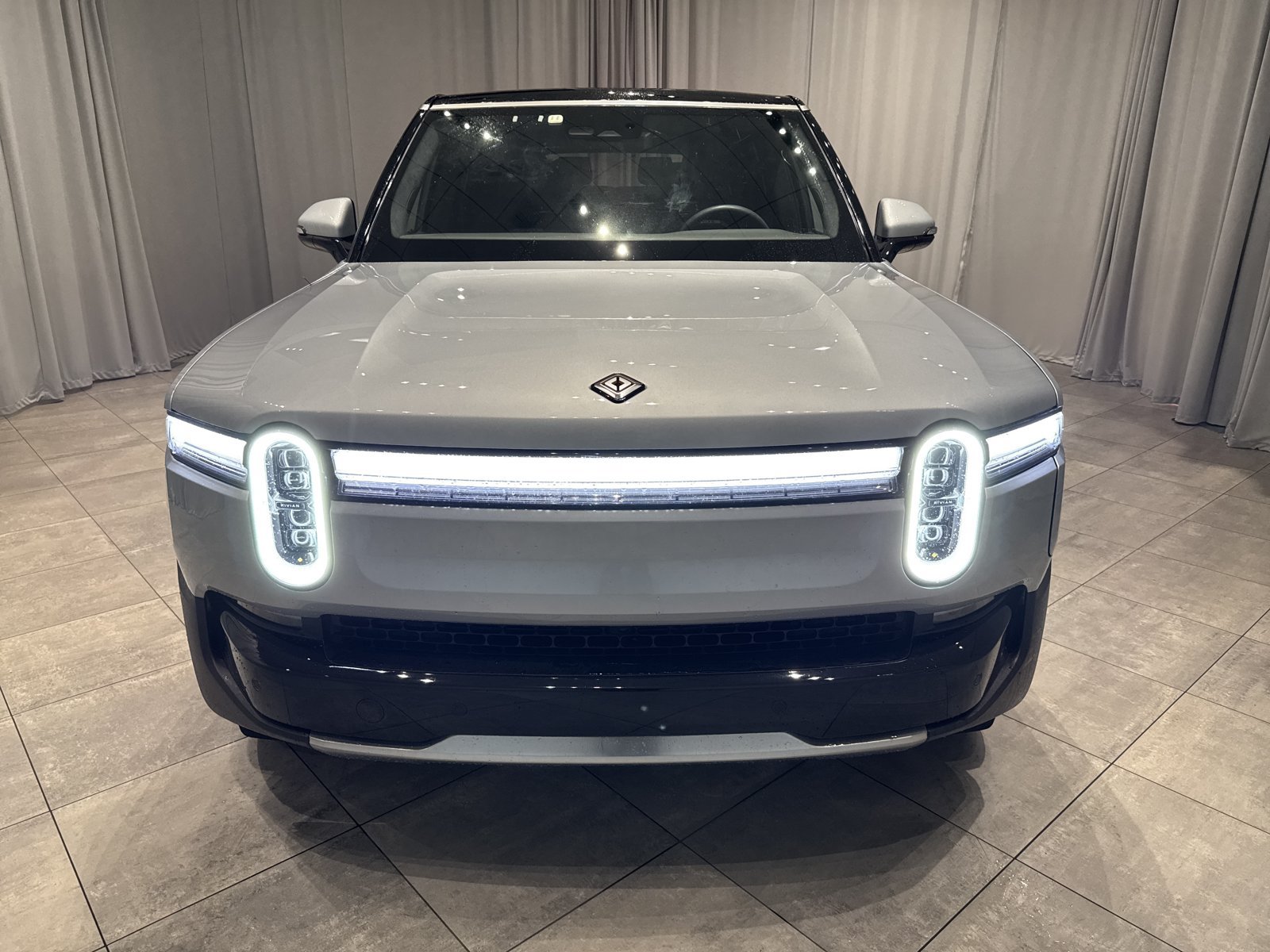 Used 2025 Rivian R1S Adventure Dual AWD/4WD image 2