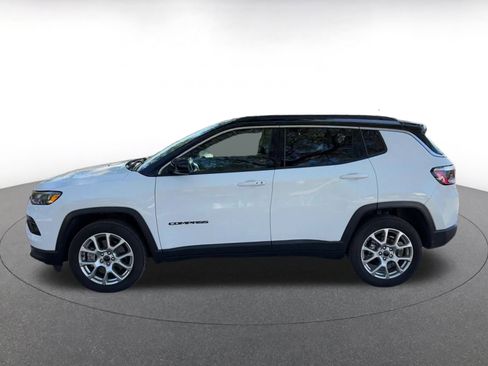 Used 2025 Jeep Compass Limited image 9