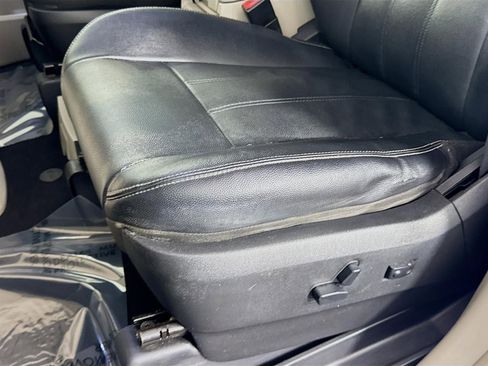 Used 2014 Chrysler Town & Country Touring image 19