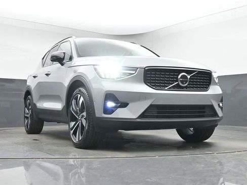 Used 2025 Volvo XC40 B5 Plus AWD/4WD image 37