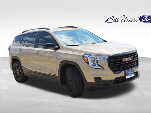 Used 2023 GMC Terrain SLE w/ Elevation Edition FWD image 3