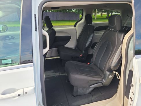 Used 2023 Chrysler Voyager LX FWD image 18