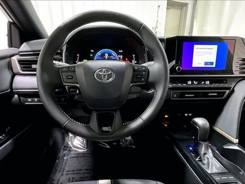 Used 2025 Toyota Camry SE FWD image 5
