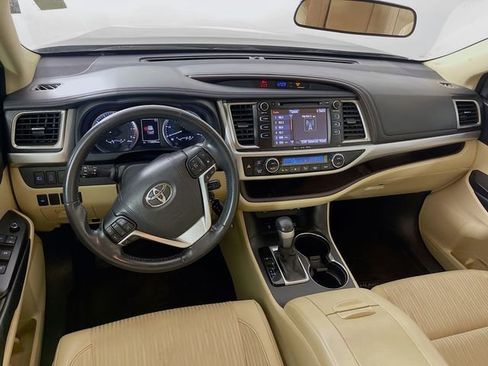 Used 2017 Toyota Highlander Plus AWD/4WD image 22