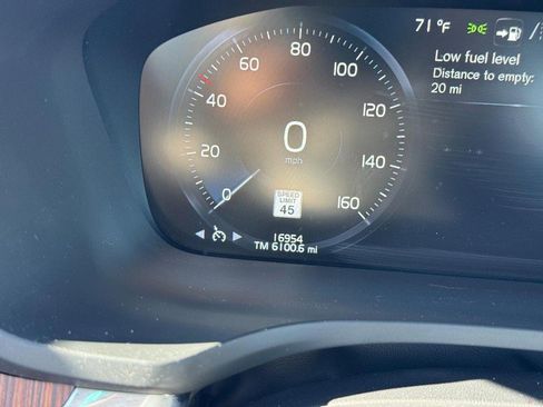 Used 2022 Volvo S60 B5 Momentum w/ Premium Package image 23