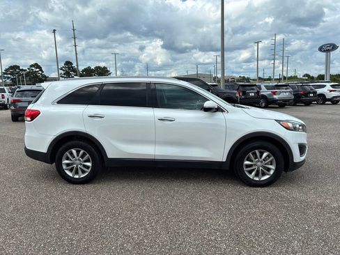 Used 2017 Kia Sorento FWD w/ LX Convenience Package image 4