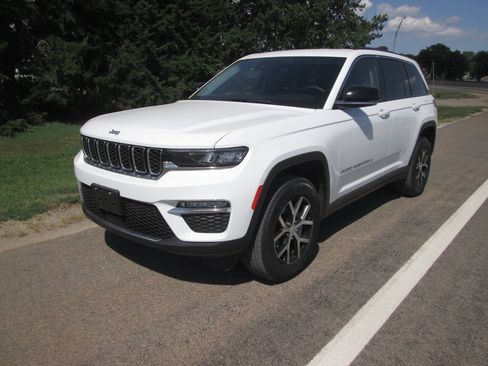 Used 2023 Jeep Grand Cherokee Limited w/ Trailer Tow Prep Group (B) AWD/4WD image 3