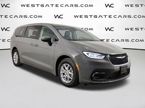 Used 2023 Chrysler Pacifica Touring-L image 43