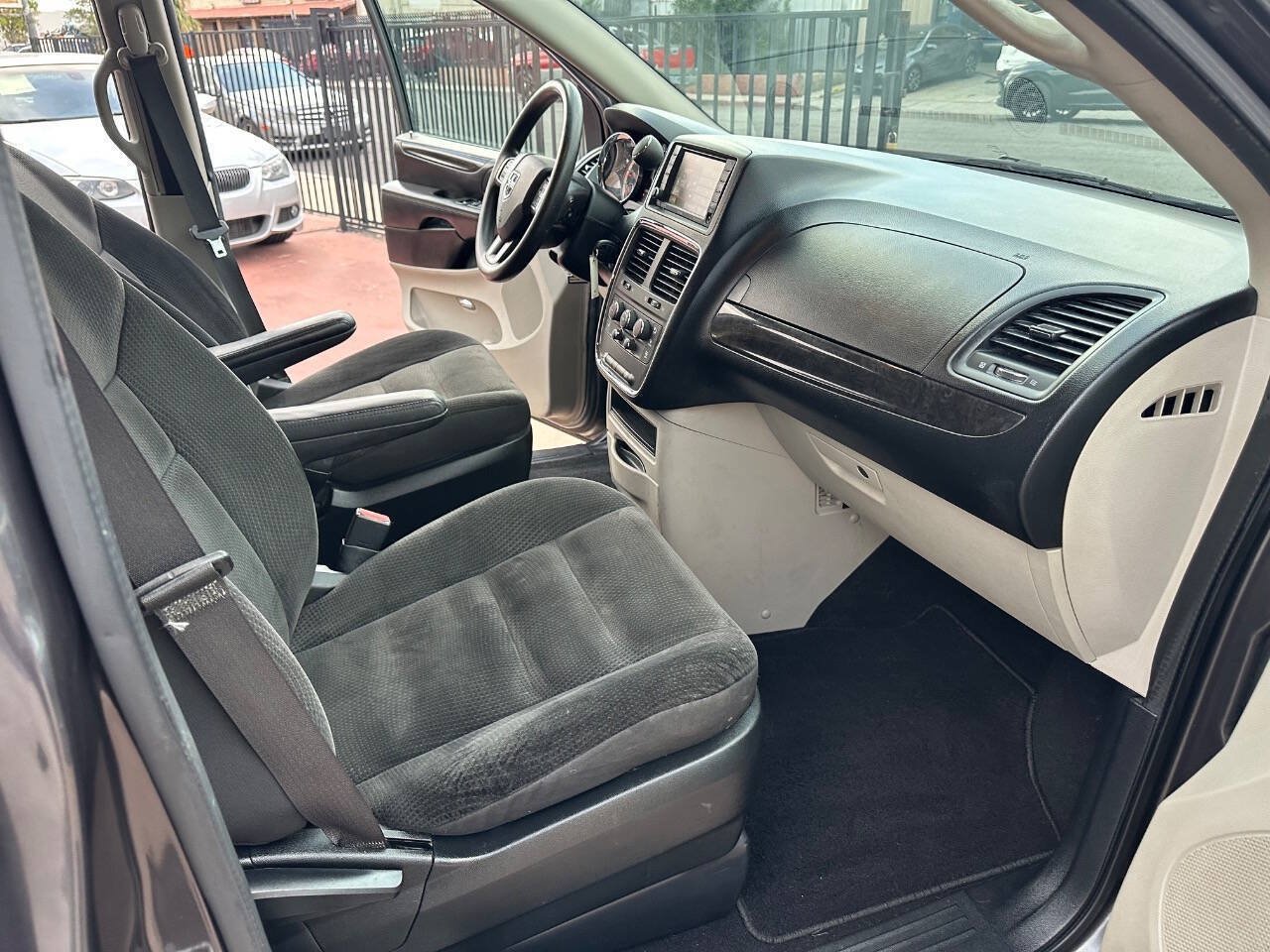 Used 2018 Dodge Grand Caravan SE w/ UConnect Hands-Free Group FWD image 10