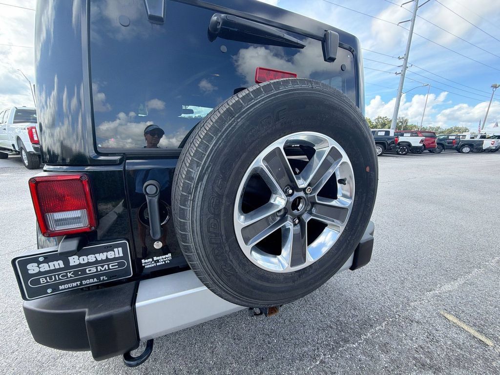 Used 2015 Jeep Wrangler Unlimited Sahara w/ Connectivity Group AWD/4WD image 26