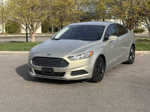 Used 2015 Ford Fusion SE image 3